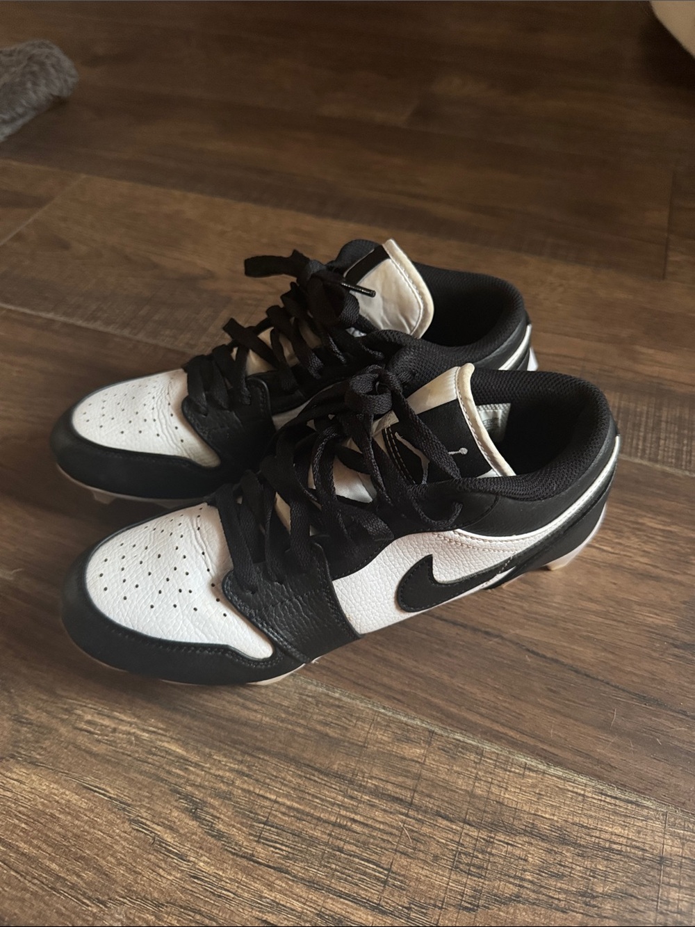 Nike Men's Black and White Low-Top Sneakers